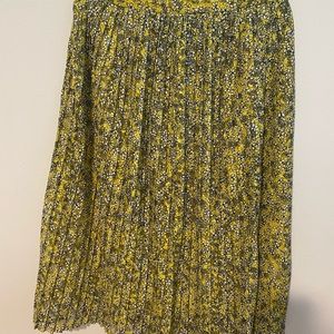 Beautiful pleated skirt! Size 8